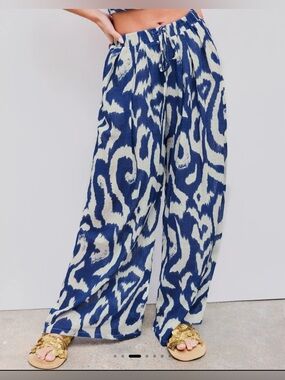 Cider Woven Mid Rise Abstract Wide Leg
Trousers/Palazzo - Blue & White - Size M